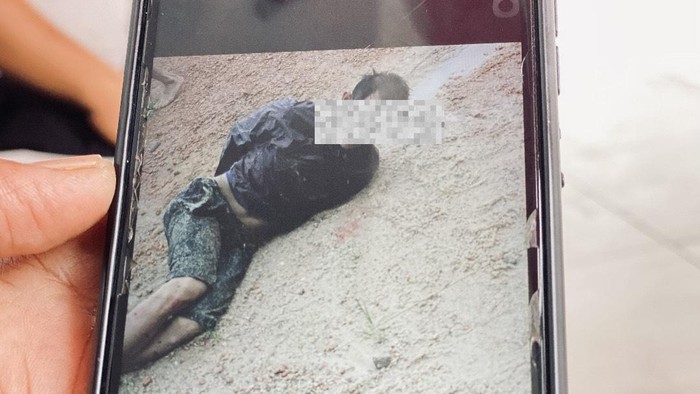 Terduga pelaku pencurian dihajar warga di Pangkalpinang, kondisi terikat kaki dan tangan.