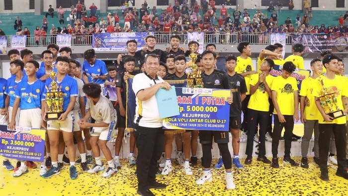 Tim Putra Boma Bojonegoro menerima hadiah usai juara