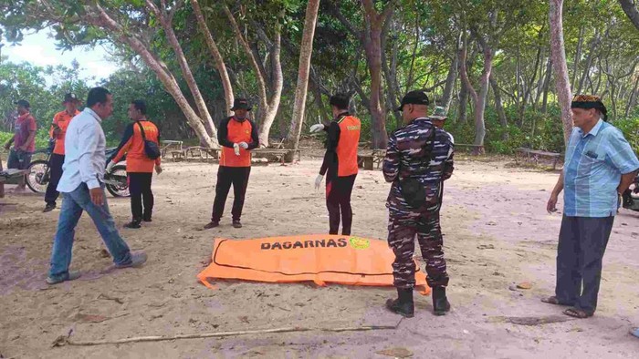 Tim SAR mengevakuasi jasad nelayan yang dikabarkan hilang di perairan Alas Purwo Banyuwangi.