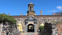 Diskusi sosial budaya sengaja diselenggarakan di Castle of Good Hope. Situs ini dibangun tahun 1666-1679 dan merupakan bangunan kolonial tertua di Cape Town. Castle of Good Hope banyak merekam jejak sejarah perjuangan bangsa Afrika Selatan melawan kolonialisme dan keterkaitan sejarah sosial - budaya dengan Indonesia.