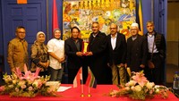 Senada dengan hal tersebut, Mr. Ighsaan Higgins seorang Presenter senior Voice of the Cape, Owner dan Kurator Cape Heritage Museum, menggarisbawahi bahwa leluhur orang Afrika Selatan banyak berasal dari Asia Tenggara, khususnya Indonesia. Lebih lanjut ditekankan peran penting Islam yang dibawa pejuang dan ulama  Indonesia dalam melawan kolonialisme. Dia memandang pentingnya dikembangkan kerja sama kedua negara di bidang seni, budaya, musik, dan film.