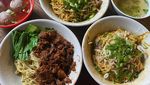 Makan Yamien Sambil Menikmati Suasana Sejuk Dago di Warung Lela