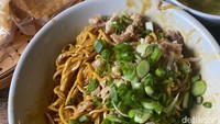 Kami memesan seporsi Yamien Manis Polos (Rp 25.000). Yamien manis itu diberikan topping ayam suwir, rasa gurihnya masih pas di lidah. Foto: detikFood/Yenny Mustika Sari