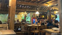 Istilah syahdu untuk menggambarkan suasana yang nyaman dan asri banyak digunakan untuk merekomendasikan tempat makan. Salah satu tempat makan syahdu di Bandung ini adalah Warung Lela (Wale). Foto: detikFood/Yenny Mustika Sari
