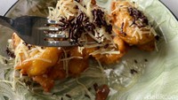Tersedia juga menu pisang goreng. Disajikan dengan topping keju dan cokelat meisjes. Foto: detikFood/Yenny Mustika Sari