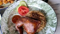Kami mencoba menu andalan mereka yaitu Nasi Smoked Chicken. Berupa ayam asap yang proses memasaknya diasap hingga beberapa jam. Foto: detikFood/Yenny Mustika Sari