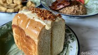 Roti Bakar Nougat (Rp 28.000), roti yang digunakan ala Bandung dengan tekstur yang lembut. Isinya berupa olesan roombutter dan cincangan kacang nougat. Aroma roombutter nya terasa wangi dengan rasa yang gurih ditambah cincangan kacangnya terasa manis, karena ditambahkan gula. Foto: detikFood/Yenny Mustika Sari