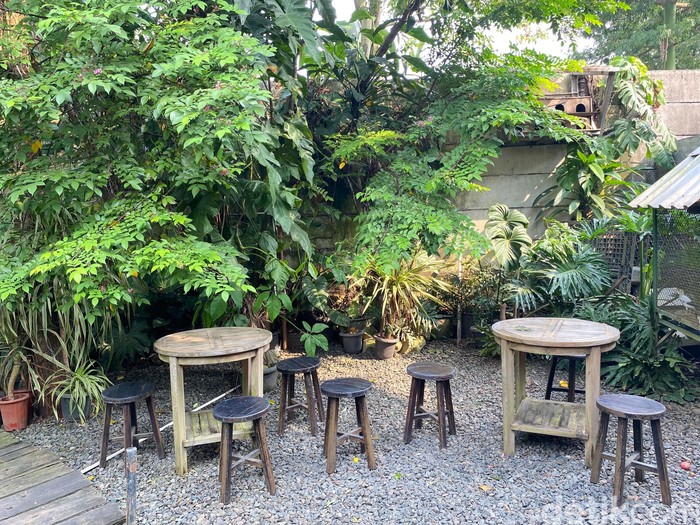27Maret Coffee & Eatery 27Maret Coffee & Eatery, kafe yang punya taman cantik