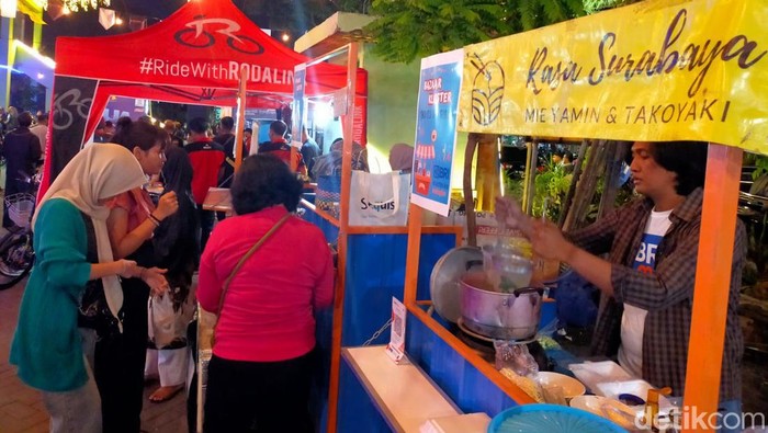Acara Senja Surya 3.0 yang digelar di Pasar Burung Bratang, Surabaya diserbu pengunjung. Omzet UMKM tembus Rp 10 juta per hari.