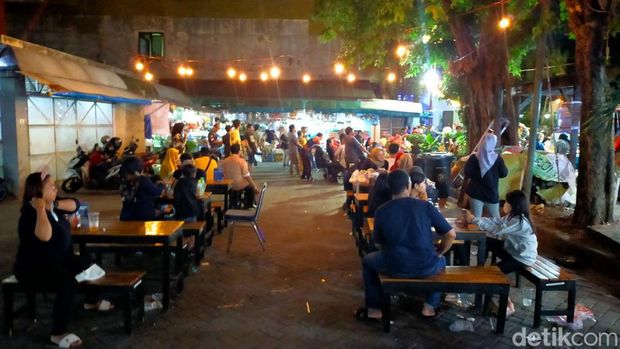Acara Senja Surya 3.0 yang digelar di Pasar Burung Bratang, Surabaya diserbu pengunjung. Omzet UMKM tembus Rp 10 juta per hari.