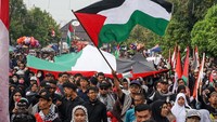 Aksi bela Palestina yang diikuti berbagai elemen warga dengan kirab dan pengumpulan donasi itu sebagai bentuk wujud kepedulian terhadap Palestina atas serangan dan kekejaman Israel. ANTARA FOTO/Harviyan Perdana Putra 