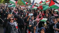 Sejumlah orang mengikuti aksi bela Palestina di Kabupaten Batang, Jawa Tengah, Minggu (2/6/2024). ANTARA FOTO/Harviyan Perdana Putra