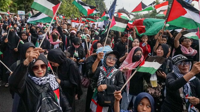 Aksi bela Palestina di Batang Sejumlah orang mengikuti aksi bela Palestina di Kabupaten Batang, Jawa Tengah, Minggu (2/6/2024). Aksi bela Palestina yang diikuti berbagai elemen warga dengan kirab dan pengumpulan donasi itu sebagai bentuk wujud kepedulian terhadap Palestina atas serangan dan kekejaman Israel. ANTARA FOTO/Harviyan Perdana Putra/aww.