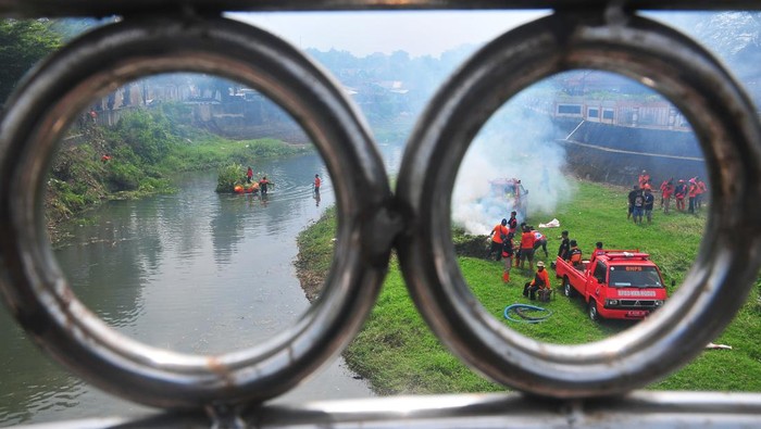 Relawan membersihkan sampah di sungai Gelis, Kudus, Jawa Tengah, Minggu (2/6/2024). Aksi bersih sungai yang diikuti relawan serta anggota Badan Penanggulangan Bencana Daerah (BPBD) itu sebagai upaya melindungi ekosistem sungai dari pencemaran sampah serta mengampanyekan sungai bebas sampah sekaligus mengedukasi masyarakat setempat untuk tidak membuang sampah sembarangan. ANTARA FOTO/Yusuf Nugroho/aww.