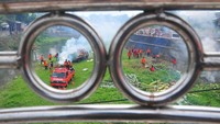 Relawan membersihkan sampah di sungai Gelis, Kudus, Jawa Tengah, Minggu (2/6/2024).
