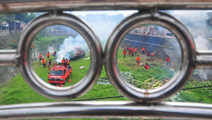 Aksi bersih sungai di Kudus Relawan membersihkan sampah di sungai Gelis, Kudus, Jawa Tengah, Minggu (2/6/2024). Aksi bersih sungai yang diikuti relawan serta anggota Badan Penanggulangan Bencana Daerah (BPBD) itu sebagai upaya melindungi ekosistem sungai dari pencemaran sampah serta mengampanyekan sungai bebas sampah sekaligus mengedukasi masyarakat setempat untuk tidak membuang sampah sembarangan. ANTARA FOTO/Yusuf Nugroho/aww.