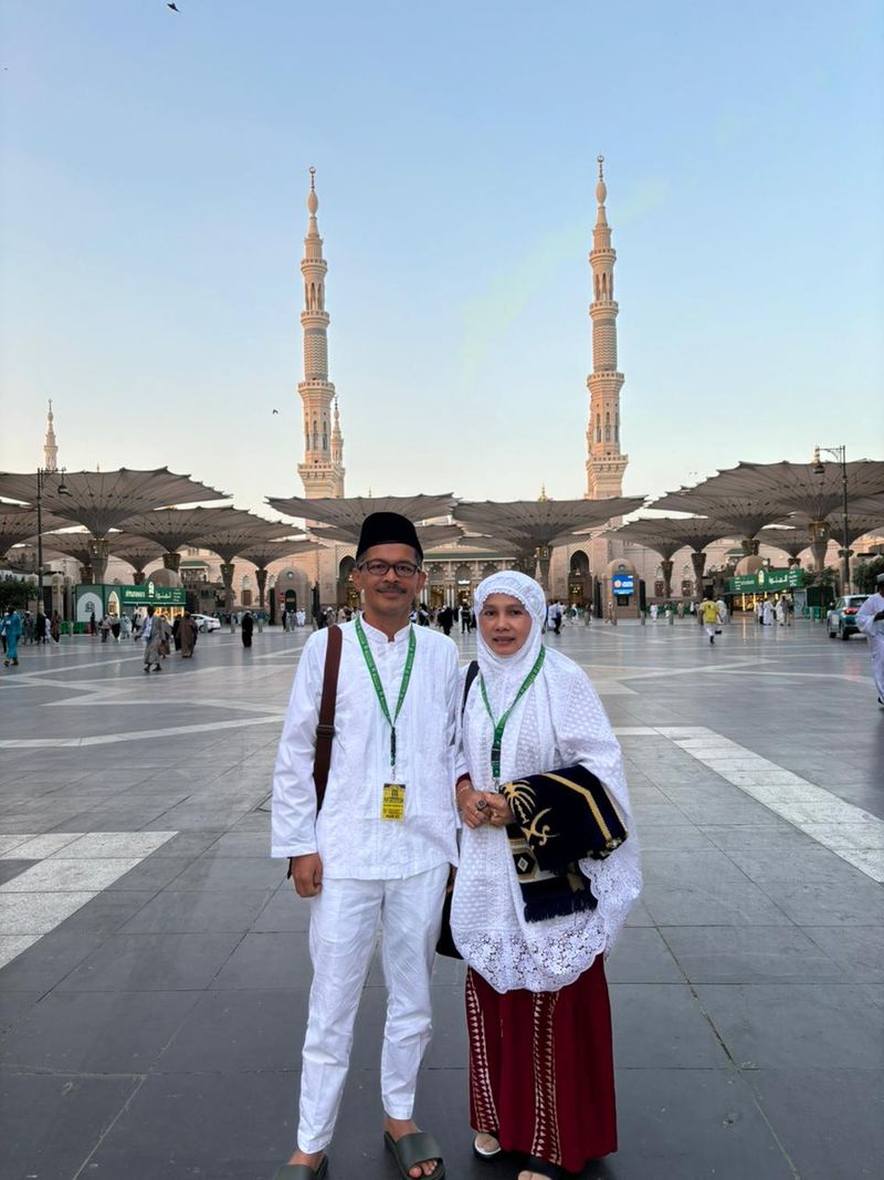 Alizar dan istri saat menunaikan haji.