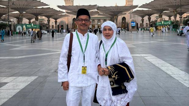 Alizar dan istri saat menunaikan haji.