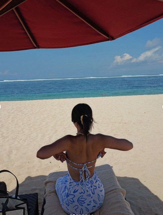 Tampil beda, Anya tampak memamerkan kulit tan-nya. Mengenakan pakaian backless, terlihat kulitnya itu jadi berwarna tan merata. Foto: Instagram/@anyageraldine