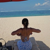 Tampil beda, Anya tampak memamerkan kulit tan-nya. Mengenakan pakaian backless, terlihat kulitnya itu jadi berwarna tan merata. Foto: Instagram/@anyageraldine