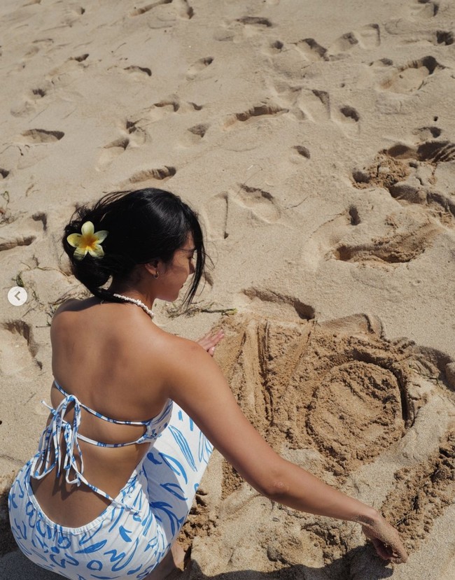 Tampaknya kulit tan tersebut didapatkan Anya dari bermain dan berjemur di pantai. Dengan kulit tan penampilan Anya pun jadi semakin menawan. Foto: Instagram/@anyageraldine