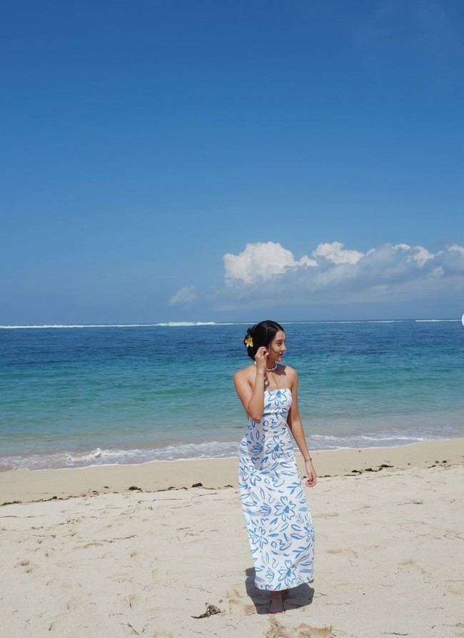 Mengenakan long tube dress berwarna putih dan biru, Anya tampil cantik memukau. Rambutnya pun tampak natural, hanya dijepit satu. Foto: Instagram/@anyageraldine