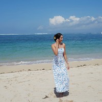 Mengenakan long tube dress berwarna putih dan biru, Anya tampil cantik memukau. Rambutnya pun tampak natural, hanya dijepit satu. Foto: Instagram/@anyageraldine