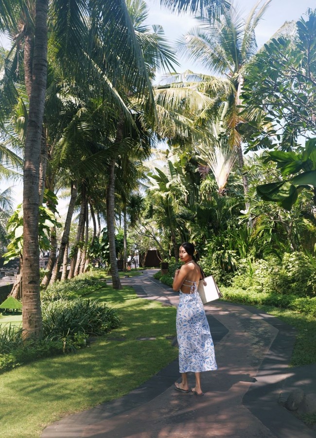 Bagian belakang dress yang terbuka membuat punggung Anya terekspos. Penampilannya pun jadi terlihat seksi. Foto: Instagram/@anyageraldine