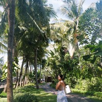 Bagian belakang dress yang terbuka membuat punggung Anya terekspos. Penampilannya pun jadi terlihat seksi. Foto: Instagram/@anyageraldine