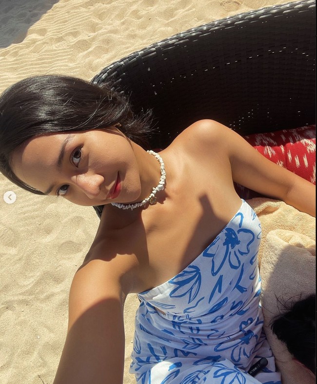 Anya memamerkan foto selfie dirinya di tepi pantai. Namun beberapa netizen justru salfok dengan sosok yang berada di sampingnya, karena hanya terlihat sebagian rambutnya saja. “Slide terakhir ada siapa tuh?” komentar salah seorang netizen. Foto: Instagram/@anyageraldine