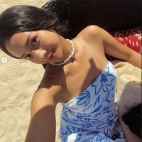 Anya memamerkan foto selfie dirinya di tepi pantai. Namun beberapa netizen justru salfok dengan sosok yang berada di sampingnya, karena hanya terlihat sebagian rambutnya saja. “Slide terakhir ada siapa tuh?” komentar salah seorang netizen. Foto: Instagram/@anyageraldine