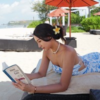 Anya Geraldine kembali mencuri atensi melalui penampilannya. Melalui akun Instagram pribadinya, wanita bernama asli Nur Amalina Hayati itu tampak memamerkan foto-foto saat dirinya berlibyr ke Bali. Foto: Instagram/@anyageraldine