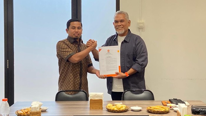 Bakal Calon Wali Kota Parepare Tasming Hamid (kiri) saat menerima rekomendasi dari DPP PKS yang diberikan Ketua DPW PKS Sulsel Amri Arsyid (kanan).