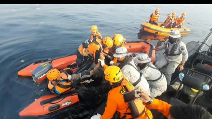 Bakamla RI Bersama Tim SAR Gabungan Temukan Korban Tenggelam di Jakut Bakamla RI Bersama Tim SAR Gabungan Temukan Korban Tenggelam di Jakut