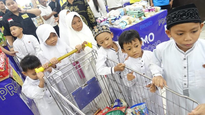 Berbagi Bersama Yatim dan Dhuafa di Hari Lahir Pancasila