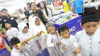 Tak ada alasan spesifik bagi Bang Hasnur, sapaan akrabnya, secara tiba-tiba mengajak anak yatim bebas berbelanja kebutuhan, mulai dari kebutuhan sekolah dan kebutuhan pokok. Pria yang juga menjadi Calon Gubernur Kalimantan Selatan itu mengakui sekadar ingin mengobati rindunya kepada mendiang kedua orang tuanya, H Abdussamad Sulaiman HB dan Hj Nurhayati.