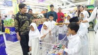 Hasnuryadi bersama perwakilan pemain PS Barito Putera berbagi kebahagiaan dengan mengajak rombongan anak yatim berbelanja kebutuhan di salah satu mall di Banjarmasin, Kalimantan Selatan, Sabtu (1/6/2024).
