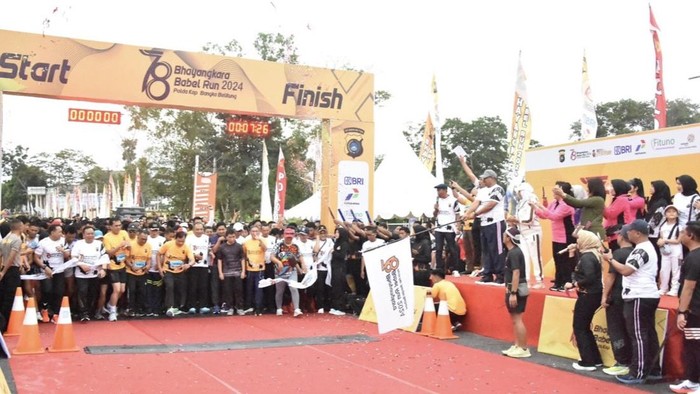 Sebanyak 2.500 pelari dari berbagai kalangan mengikuti Bhayangkara Babel Run (BBR) 2024 di Polda Bangka Belitung. Event ini digelar menjelang HUT Bhayangkara Ke-78.