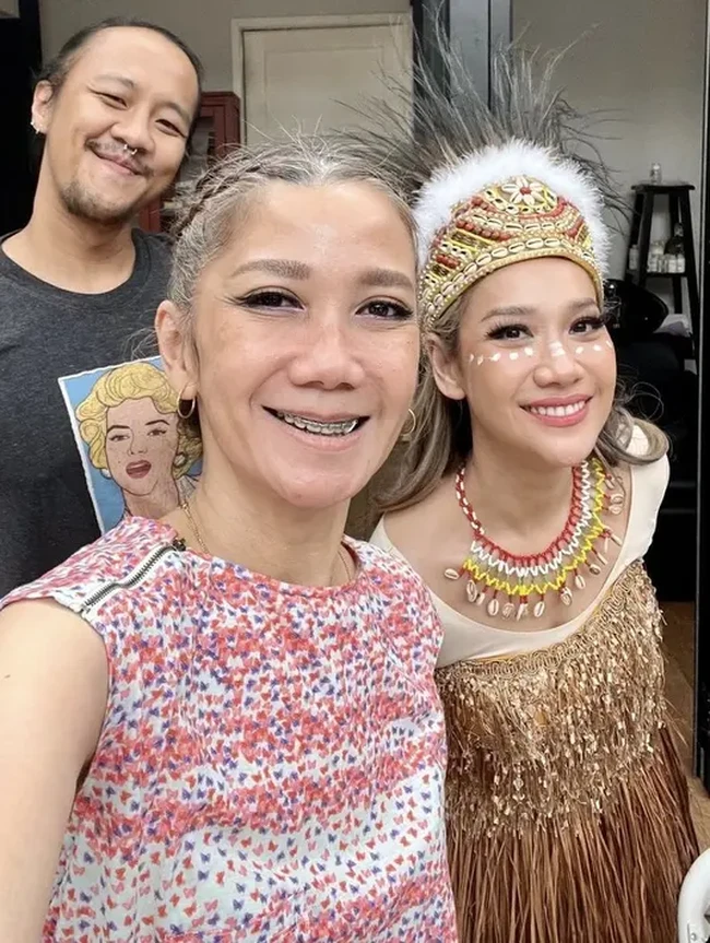 Tampil totalitas, BCL mengenakan pakaian adat Papua lengkap dengan hiasan kepala, tangan, dan kaki. Ia juga mengenakan riasan wajah yang sesuai dengan kostum yang dikenakannya. Foto: Instagram/@itsmebcl