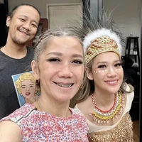 Tampil totalitas, BCL mengenakan pakaian adat Papua lengkap dengan hiasan kepala, tangan, dan kaki. Ia juga mengenakan riasan wajah yang sesuai dengan kostum yang dikenakannya. Foto: Instagram/@itsmebcl