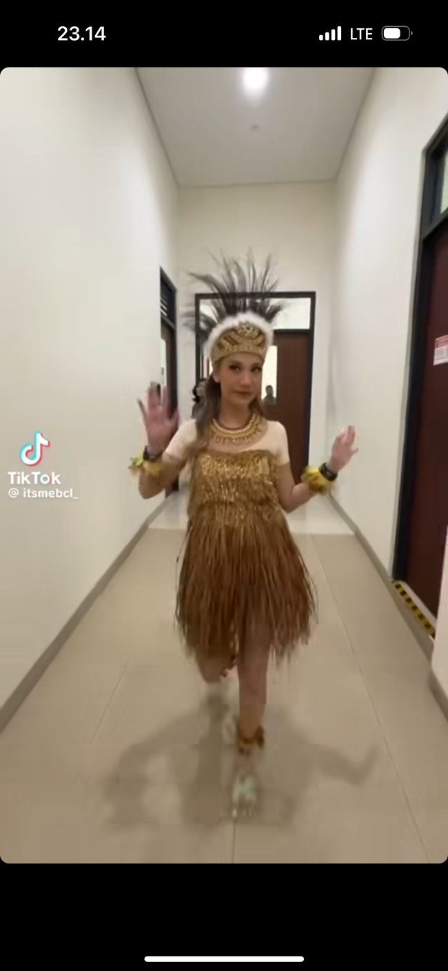 Bunga Citra Lestari atau yang biasa dipanggil BCL baru saja terlihat hadir di acara sekolah sang anak, Noah Sinclair. Tak hanya sekedar hadir, BCL juga tampil menari dan membawakan lagu daerah Yamko Rambe Yamko. Foto: Instagram/@itsmebcl
