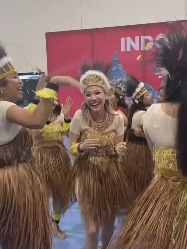 Bak sedang konser, BCL tampil di atas panggung bersama beberapa wali murid lainnya. Penampilannya pun sukses memukau banyak penonton di sana. Foto: Instagram/@itsmebcl