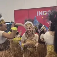 Bak sedang konser, BCL tampil di atas panggung bersama beberapa wali murid lainnya. Penampilannya pun sukses memukau banyak penonton di sana. Foto: Instagram/@itsmebcl