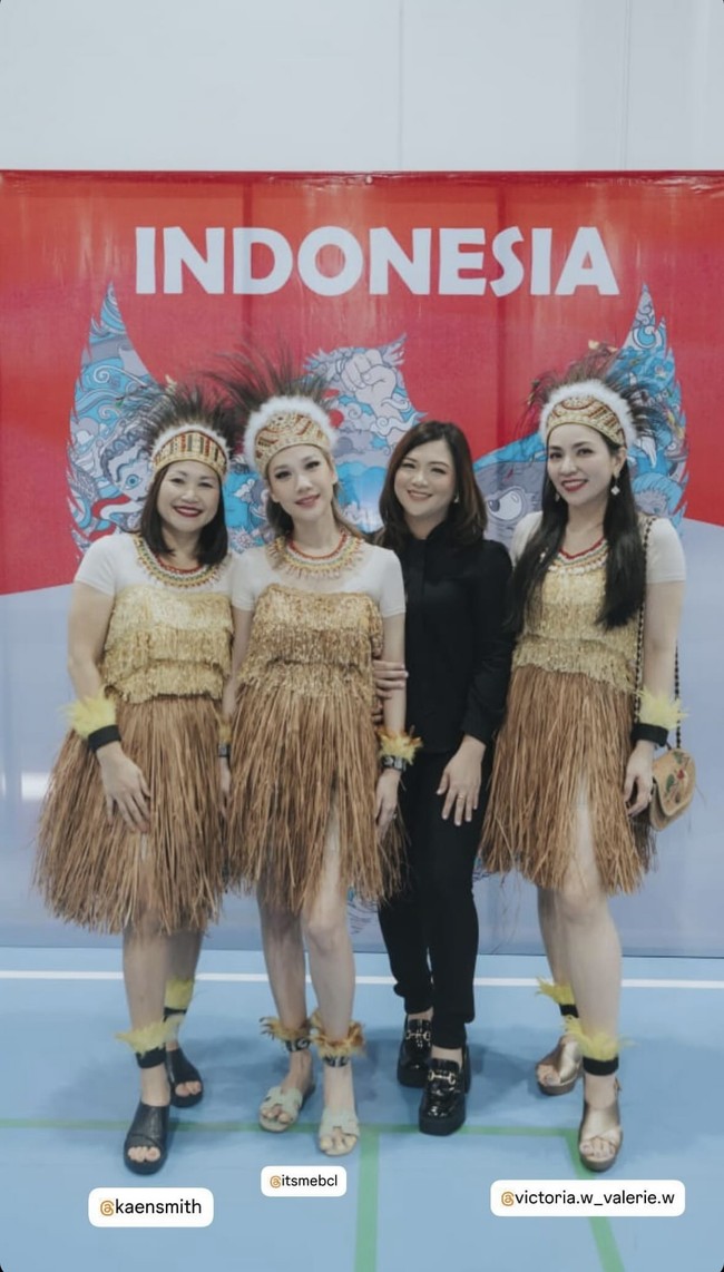 BCL tampil mengenakan pakaian adat Papua. Tak sendirian, ia tampil bersama beberapa wali murid lainnya. Foto: Instagram/@itsmebcl