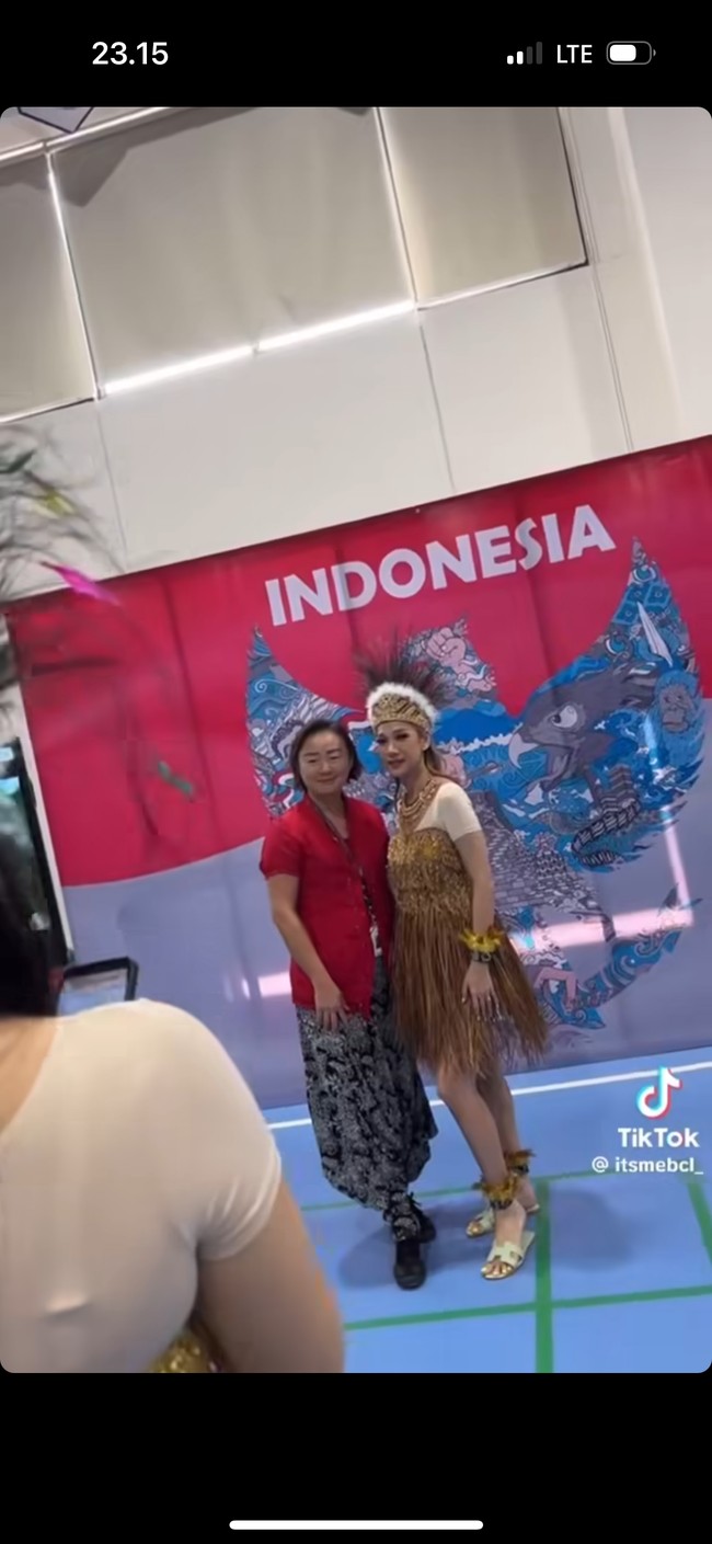 Di acara International Day Celebration, BCL mewakili negara Indonesia. Ia dan timnya memilih mengangkat budaya adat Papua. Foto: Instagram/@itsmebcl
