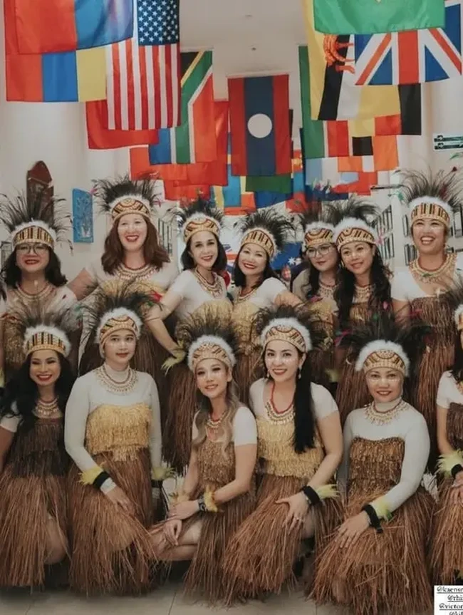 Kompak berpose bersama wali murid lain yang satu tim dengannya, penampilan BCL sukses bikin terpana. Foto: Instagram/@itsmebcl