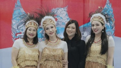 7 Potret BCL Pakai Baju Adat Papua Tampil di Acara Sekolah Anaknya
