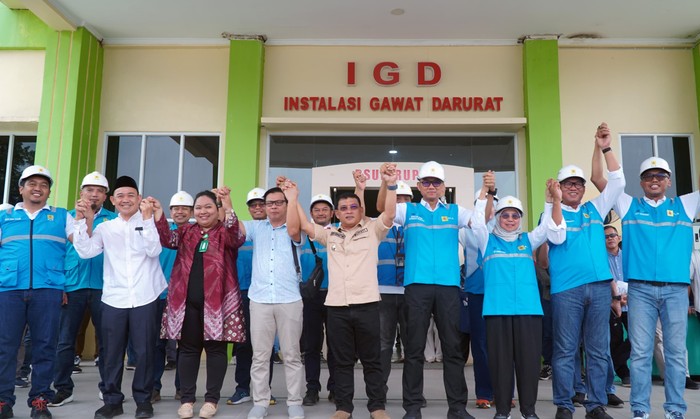 Bupati Musi Rawas Utara Devi Suhartoni (tengah) bergandengan bersama Direktur Utama PLN Darmawan Prasodjo (empat dari kanan), Direktur RSUD Rupit dr. Ladonna Sianturi (tiga dari kiri), Sekretaris Daerah Kabupaten Musi Rawas Utara Elvandary (empat dari kiri), Direktur Transmisi dan Perencanaan Sistem Evy Haryadi (kanan), Direktur Manajemen Proyek dan EBT Wiluyo Kusdwiharto (dua dari kanan), Direktur Retail dan Niaga PLN Edi Srimulyanti (tiga dari kanan), Asisten l Bidang Pemerintahan dan Kesra Kabupaten Musi Rawas Utara Alfirmansyah (dua dari kiri), dan General Manager PLN UID S2JB Adhi Herlambang (kiri) bergandengan tangan sebagai tanda kolaborasi dalam menghadirkan kelistrikan yang andal di Kabupaten Musi Rawas Utara, Sumatera Selatan.