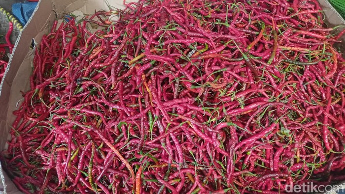 Harga cabai merah di sejumlah pasar tradisional Palembang mengalami kenaikan. Dari yang sebelumnya berada di kisaran Rp 40.000, kini menjadi Rp 48.000 per kilogram.