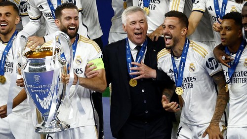 Soccer Football - Champions League - Final - Borussia Dortmund v Real Madrid - Wembley Stadium, London, Britain - June 1, 2024 Real Madrids Nacho lifts the trophy as he celebrates with Joselu, Rodrygo and coach Carlo Ancelotti after winning the Champions League REUTERS/Sarah Meyssonnier